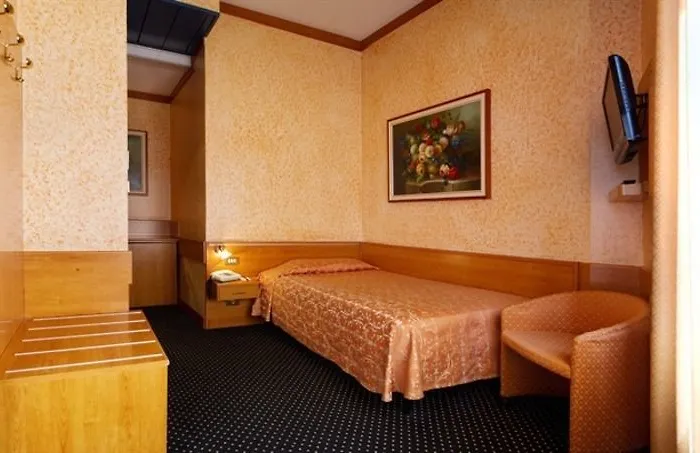 Mentana, By R Collection Milánó